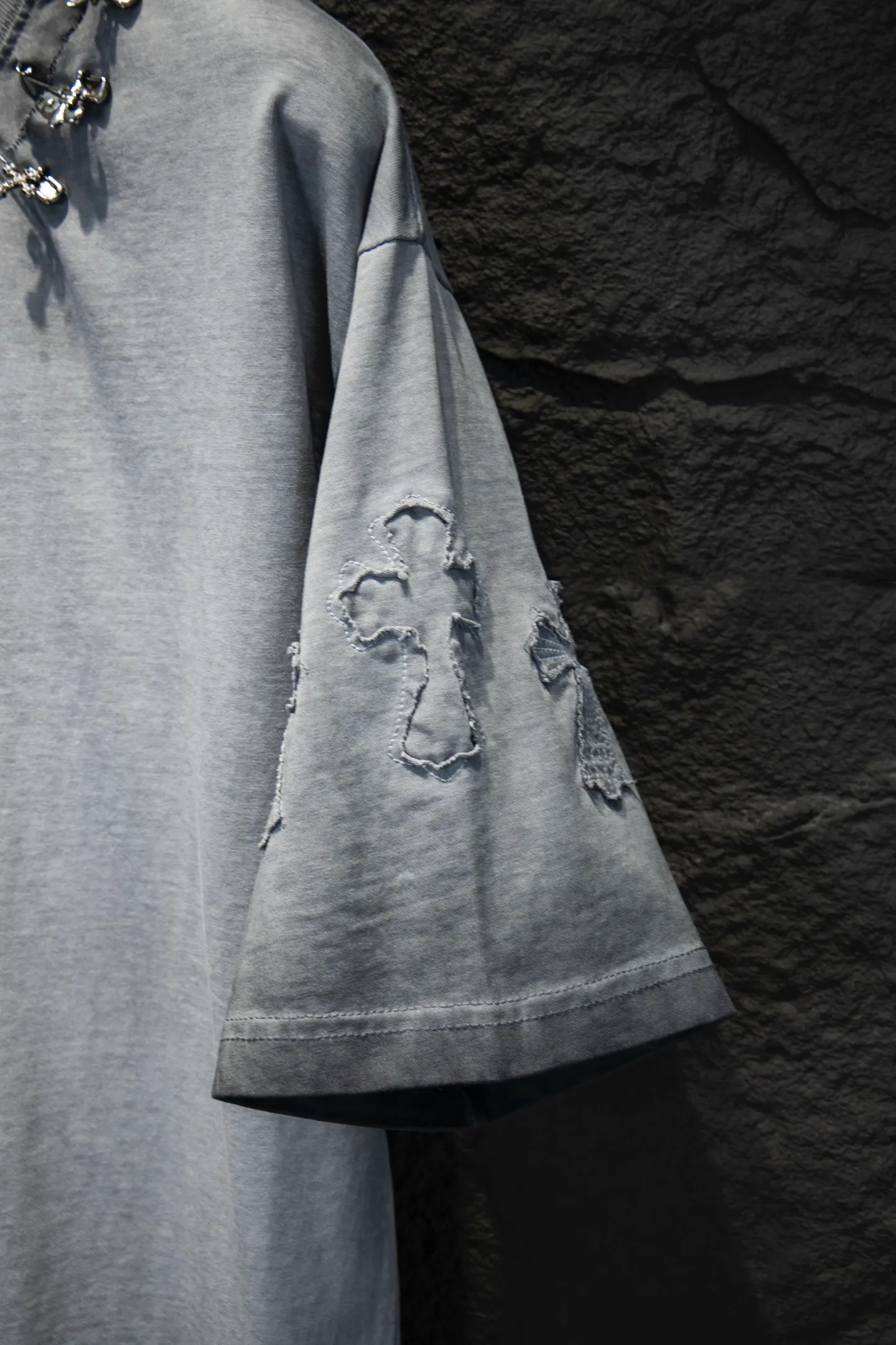 P200 🆕Chrome Hearts os version is really charming and Chrome Hearts is really a must-have. Each season's new version is made to the extreme. It is very practical and can be worn casually. Nice✔️ - ⚠️100% cotton. Made of 32-count double yarn, 260-gram weight fabric and imported knitted carded cotton. The thickness is moderate, drapey and contoured, and the upper body is comfortable! ! It is very tolerant to fat body types and can instantly lose five pounds after wearing it!  Front panel #Back panel Simple elements# The English letters are arranged artistically. Imported Tajima high-density heavy-duty embroidery technology. The font is three-dimensional and full. The letters are embroidered by imported machines after adjusting according to the original details. The thickness is moderate. The hardware is imported hardware accessories. The body is washed, fried and frayed, and hand-made elements are added, which greatly increases the interest of the clothing; unique visual effects. The special fraying effect creates a unique distressed effect. The addition of handmade elements to the body greatly increases the interest of the clothing; it has a unique visual effect. After special fraying effect treatment, a unique distressed effect is formed. An irregular hem is added to the version. This year, Crow Heart is focusing on the version. In the past two years, the oversize version has become the focus of the trend. It has also been a popular staple in the past two years. The change of designers has made this brand an instant hit. The progressive fashion of the times also needs the blood impact of fresh elements and trendy designs in order to continue its glory! It’s stylish both inside and outside, a must-have for high street travel! An absolute "eye-catching style" that can match couples 💏 Color: washed black, fried gray Size: S M L XL